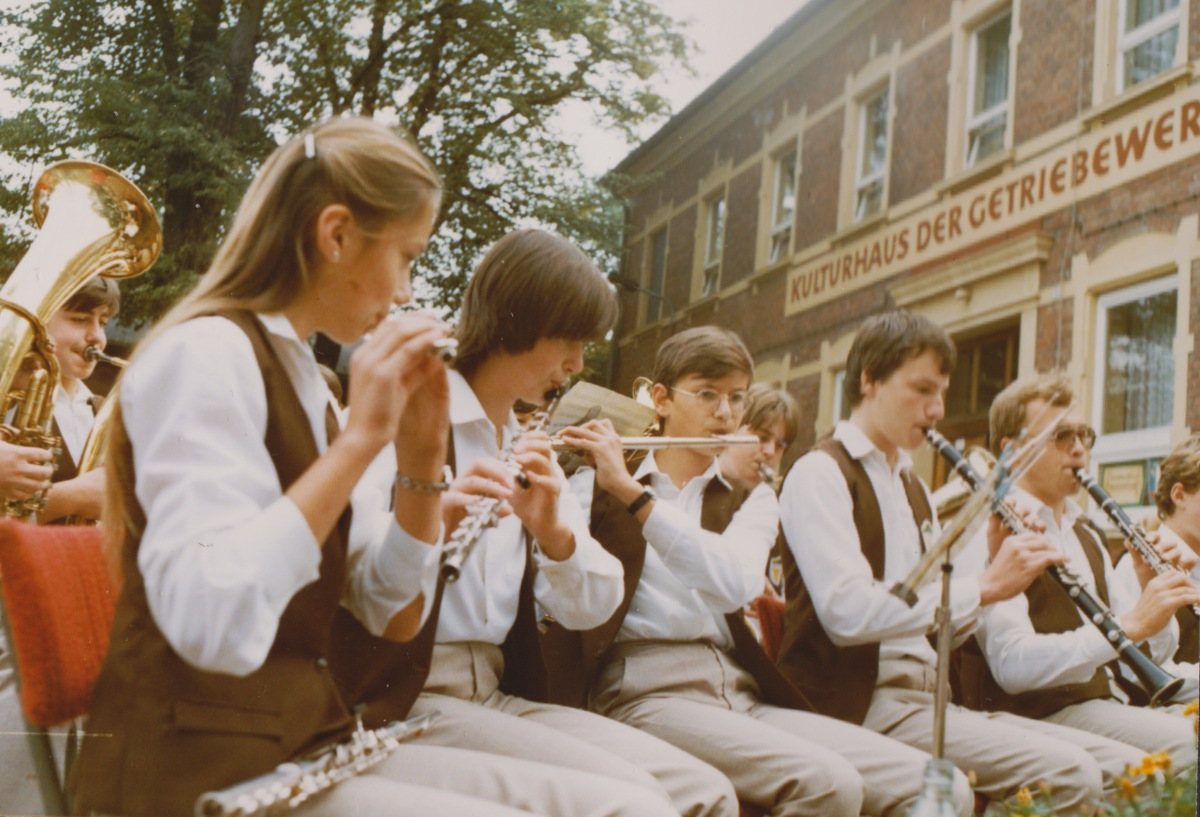 Členové Dechového orchestru mladých při pobytu v Penigu v roce 1987