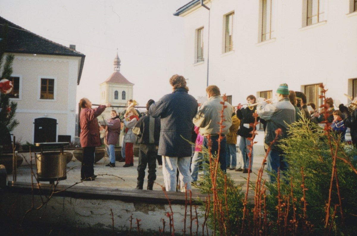 Dechový orchestr mladých na roudnických vánočních trzích v roce 1994