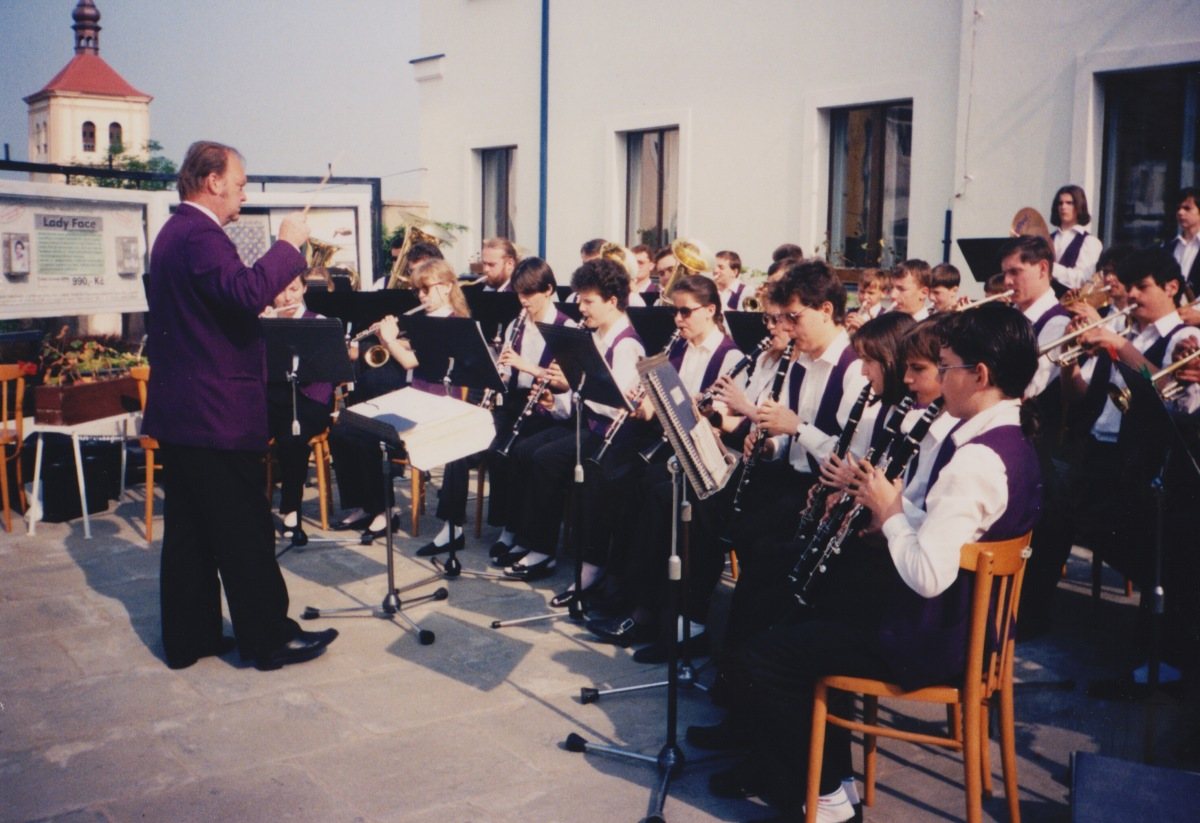 Dechový orchestr mladých při vystoupení pod Řípem v roce 1995