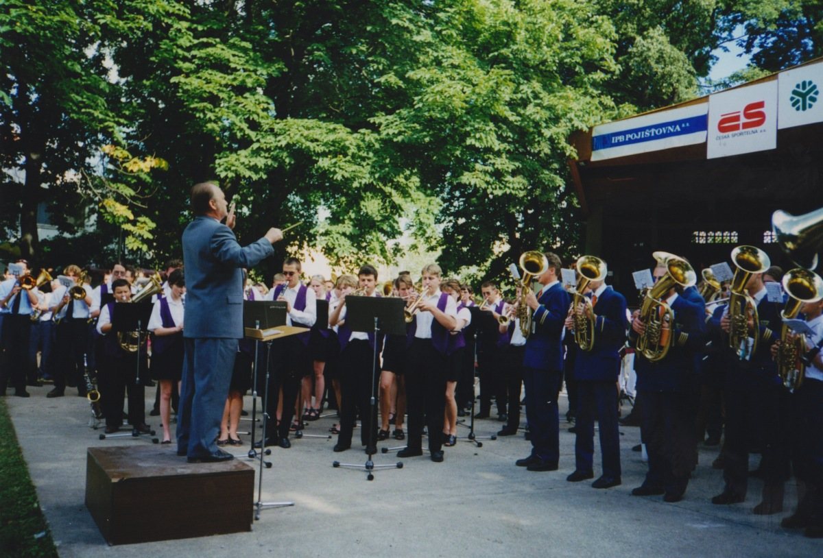 Hudebníci Dechového orchestru mladých na FEDO ve Štětí v roce 1998