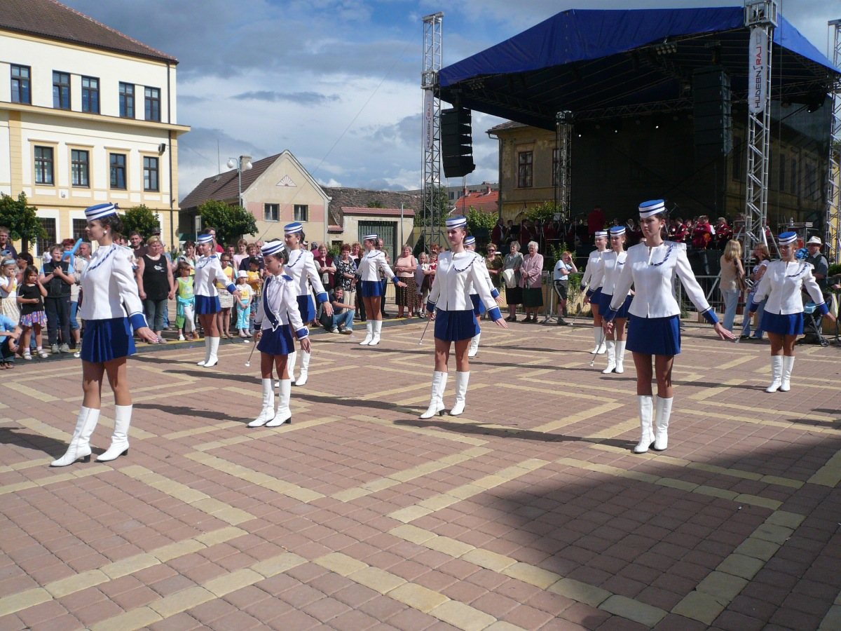 Mažoretky a orchestr při oslavách v Bohušovicích nad Ohří