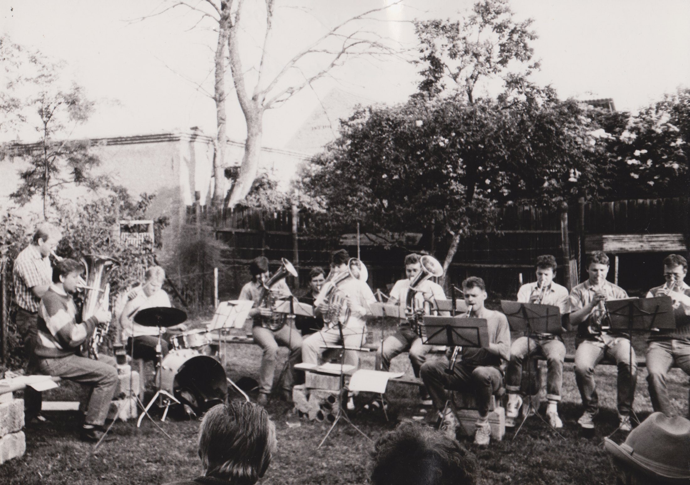 Menší sestava orchestru při venkovním hraní v Černěvi v roce 1992