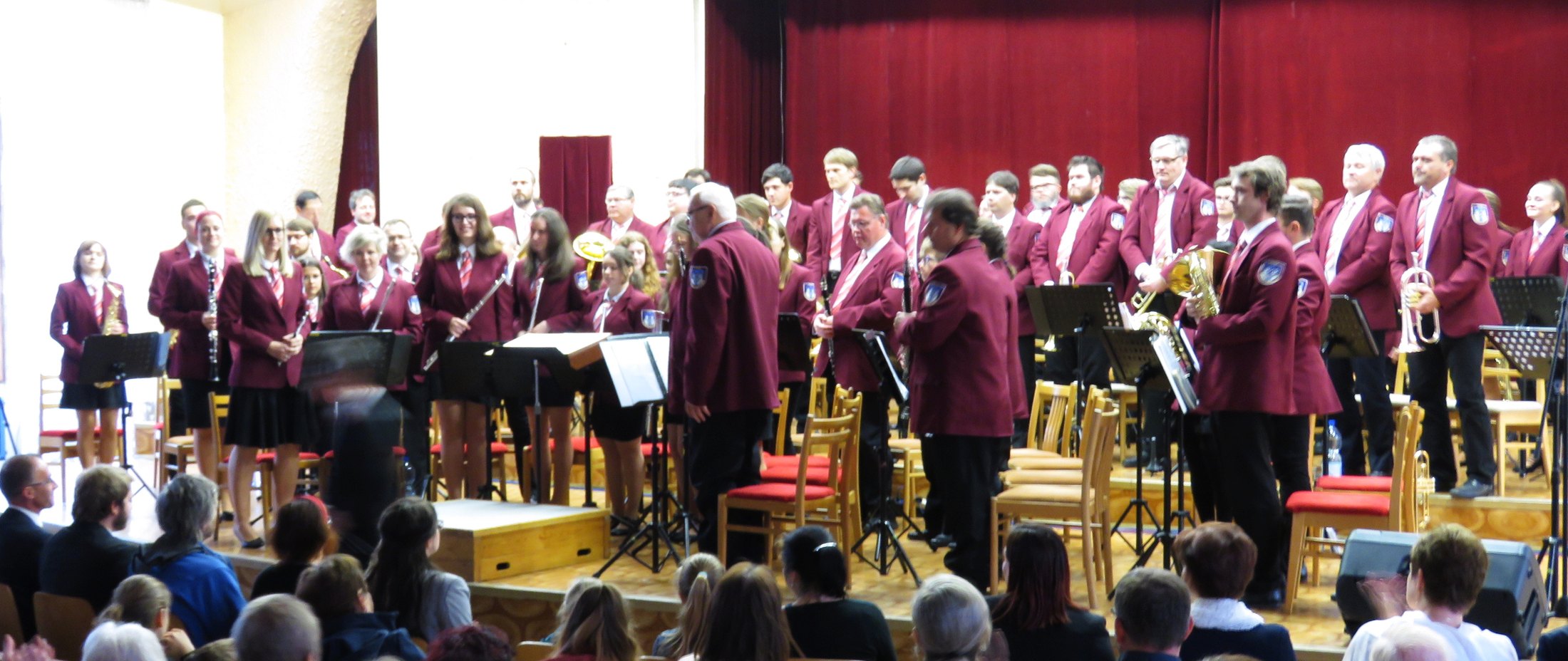 Orchestr děkuje publiku na slavnostním koncertu v roce 2019