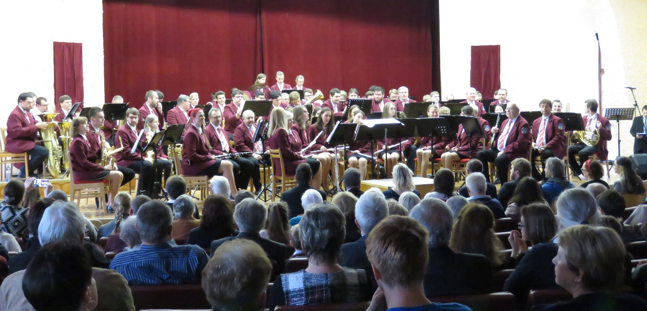 Celý orchestr na slavnostním koncertu v roce 2019