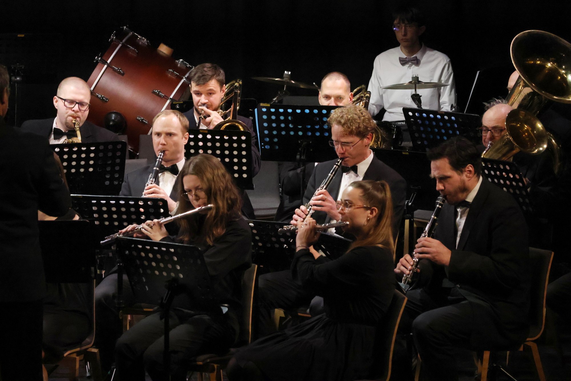 Detail orchestru během koncertu v roce 2025